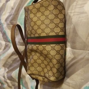 Vintage Gucci Shoulder Bag with adjustable straps. Authentic good condition.
